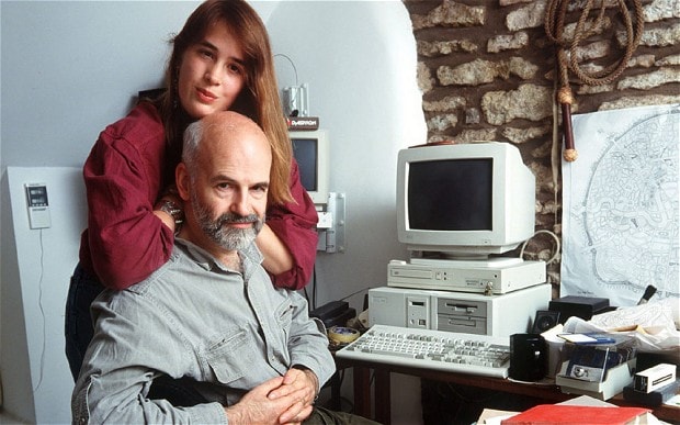 Терри Пратчетт дома со своей дочерью Рианной в 1991 году (Rex Features)