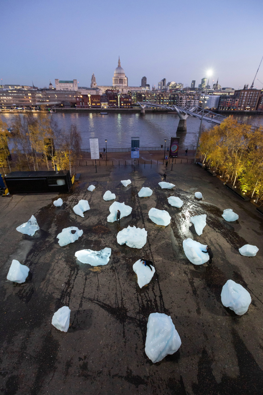 Инсталляцию под названием Ice Watch ( «Ледниковая стоит) создал датско-исландский художник Олафур Элиассон, пишет   Dezeen